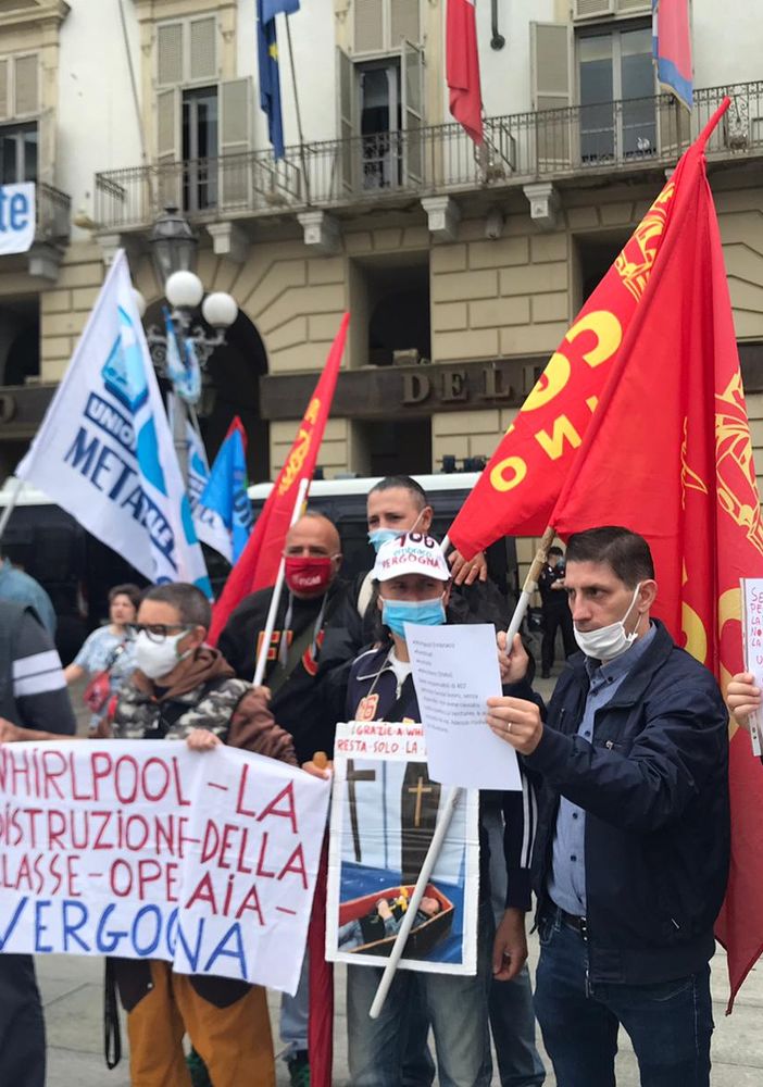 Riesplode la rabbia dei lavoratori ex Embraco: “Fateci produrre mascherine, vogliamo lavorare” [FOTO e VIDEO]
