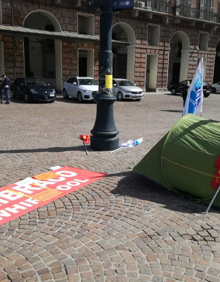 Ex Embraco, in tenda da tre giorni davanti alla prefettura: &quot;Non ce ne andiamo senza una risposta positiva&quot;