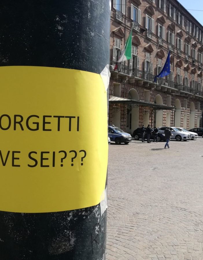 Cartello di protesta in piazza Castello