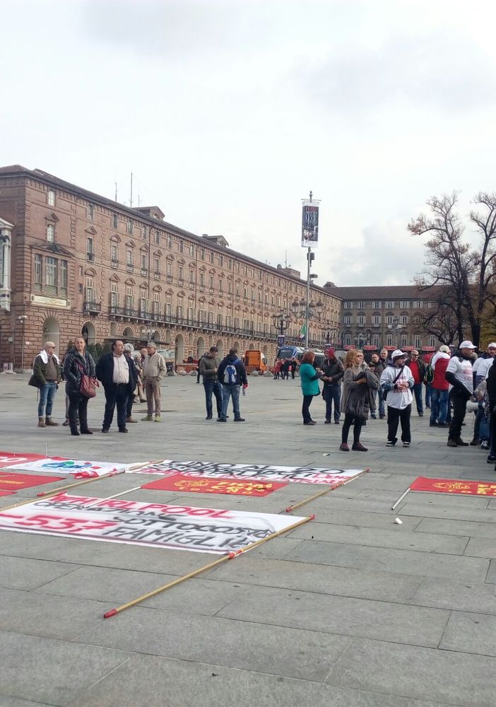 Embraco, protesta dei lavoratori in piazza Castello
