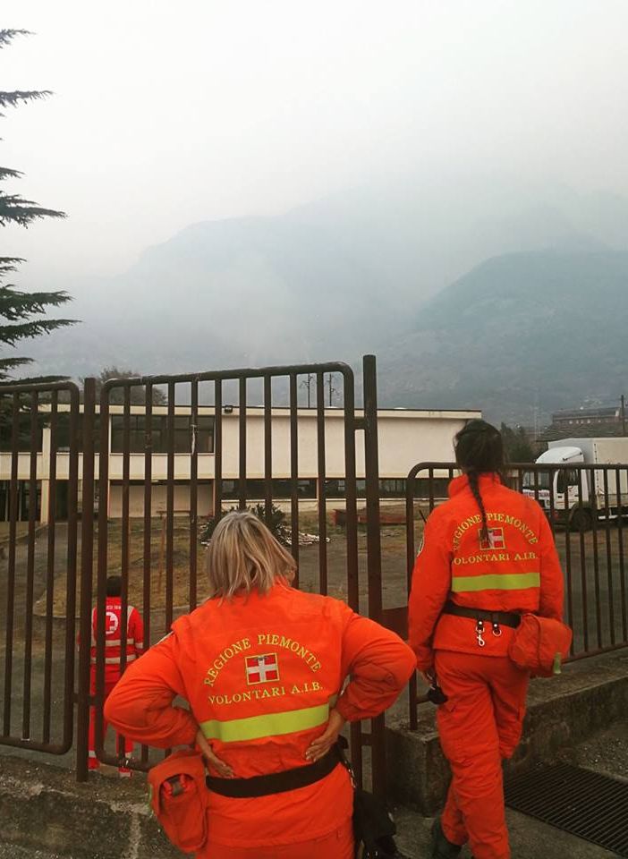 Incendi, evacuate borgate in Val di Susa. A Torino polveri sottili 4 volte sopra il consentito. Chiamparino: chiederemo stato di calamità. L'Arpa: &quot;Per ora l'aria non contiene sostanze nocive&quot;