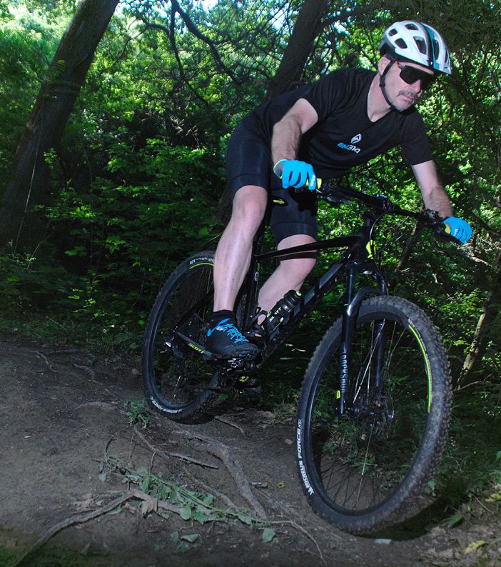 atleta in mountain bike