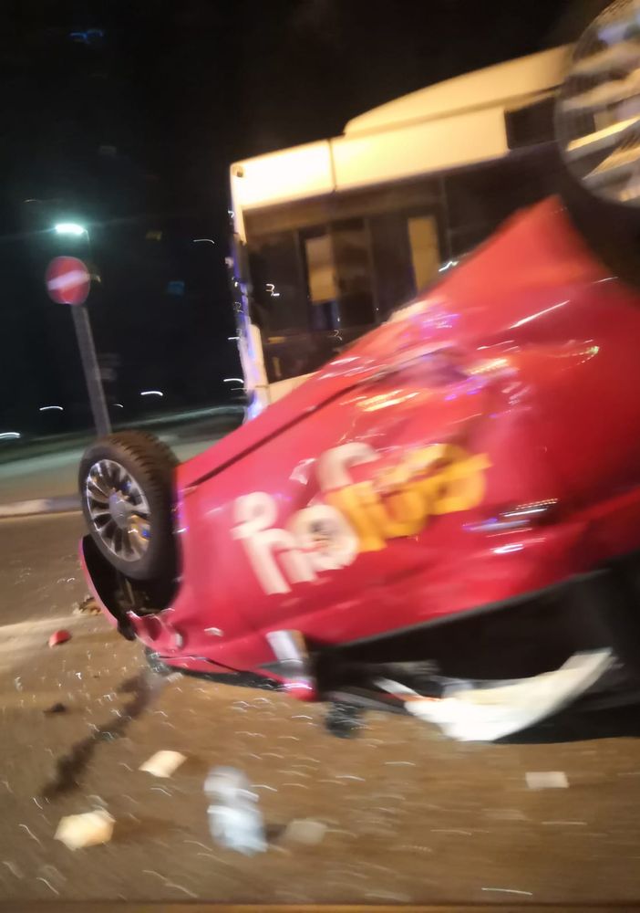 Scontro in via Artom tra un bus e una Enjoy: la 500 si ribalta