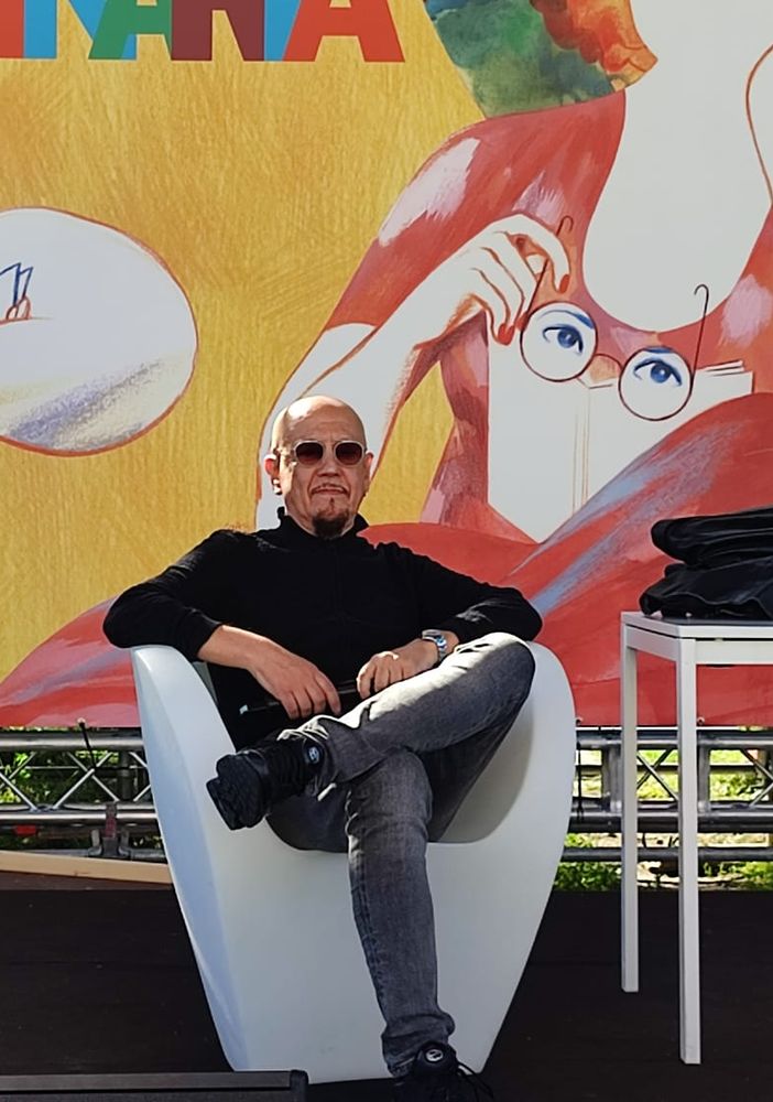 Le “40 Vite” di Enrico Ruggeri al Salone: “Amo quelli che stanno dalla parte sbagliata”