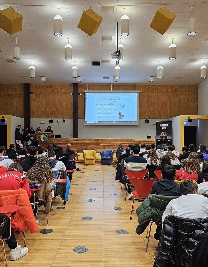 sala gremita di ragazzi seduti in diverse file