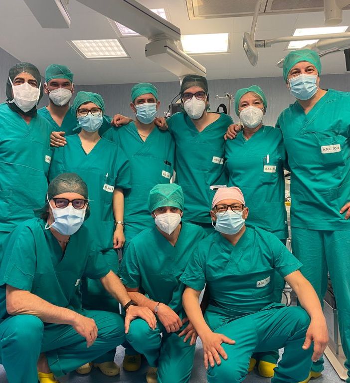 medici con camice e mascherine da sala operatoria