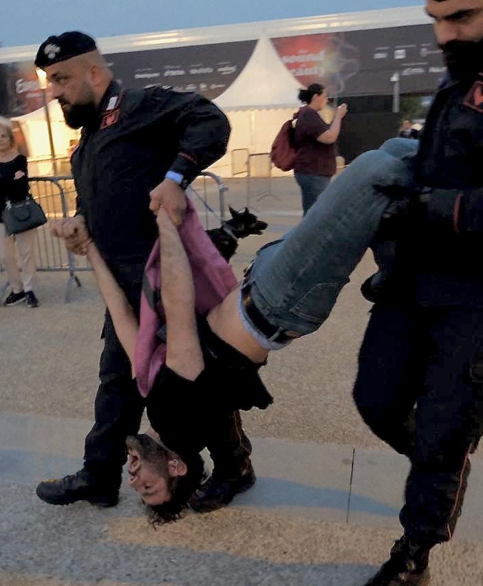 Protesta per il clima ieri davanti al Palaolimpico, gli Extinction Rebellion raccontano: “70 identificati e 30 in stato di fermo per 2 ore”