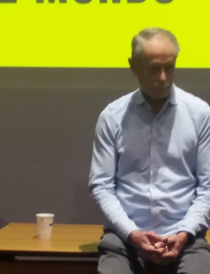 Erri De Luca consegna l'Europa ai giovani: &quot;Il loro voto conta più del mio. Hanno in mano il futuro&quot;