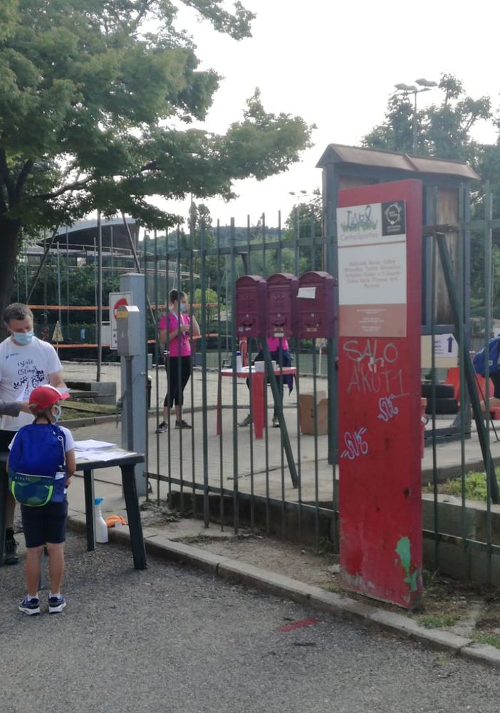Misurazione della temperatura all'esterno di una struttura estiva per ragazzi