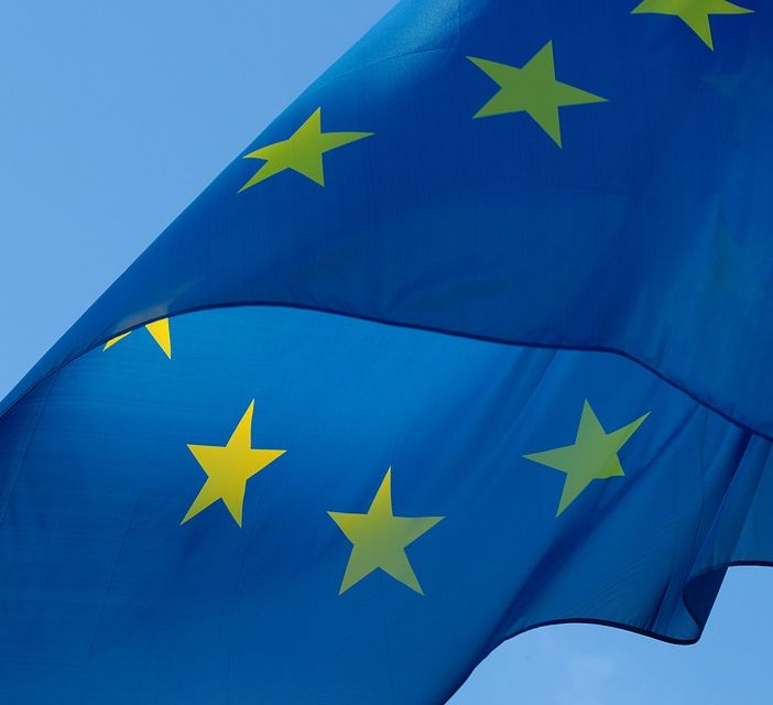 Torino, la Circoscrizione 3 celebra l'Europa: dibattito con Fassino e Favaro, mentre ai giardini una panchina si tinge di blu