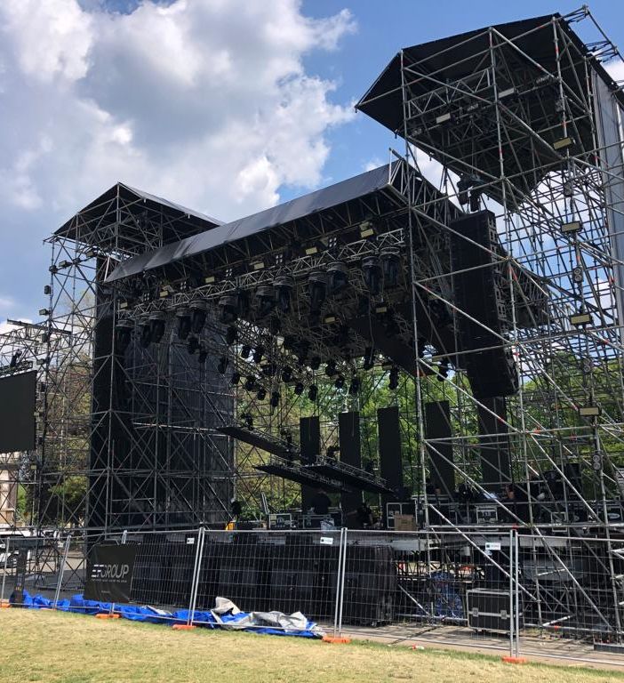 L'Eurovillage prende forma: dal palco al maxi schermo continuano gli allestimenti [FOTO]