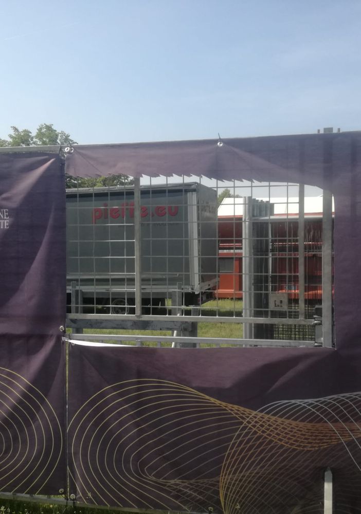 Eurovision, si smonta il villaggio. E i &quot;cacciatori&quot; di souvenir sono già entrati in azione [FOTO]