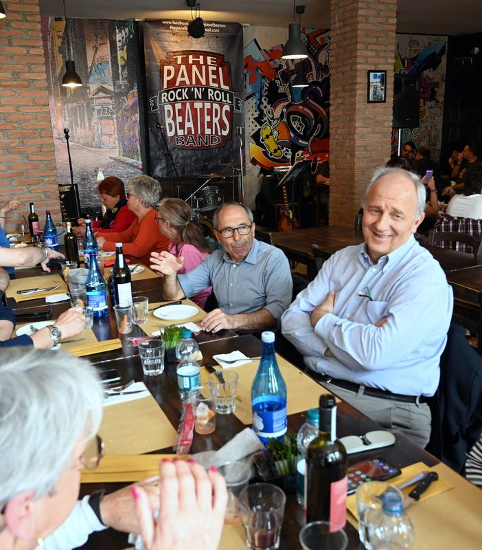 persone sedute a un tavolo