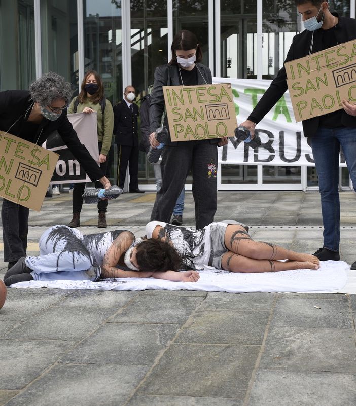 Botta e risposta tra Intesa Sanpaolo e il movimento Extinction Rebellion: ecco la controreplica dei manifestanti per il clima