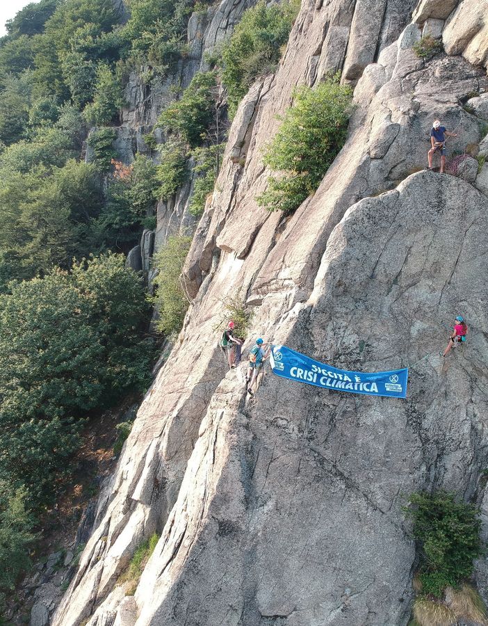 “Siccità è crisi climatica. Siamo appesi ad un filo”: Extinction Rebellion sulle pareti di Rocca Sbarua