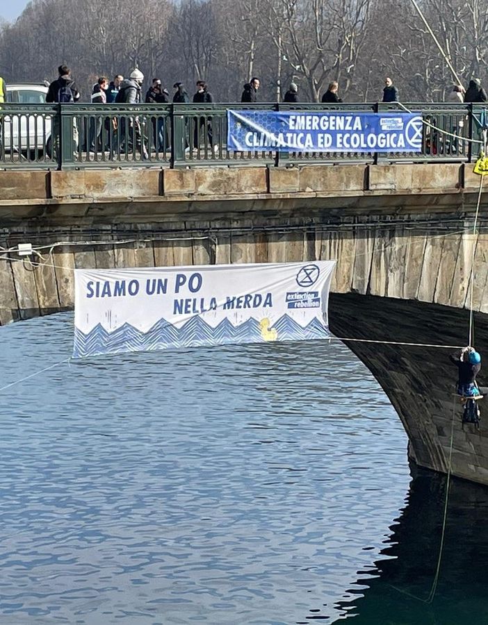 Clima: protesta Extinction Rebellion, attivisti si calano sul Po e bloccano la circolazione [VIDEO]