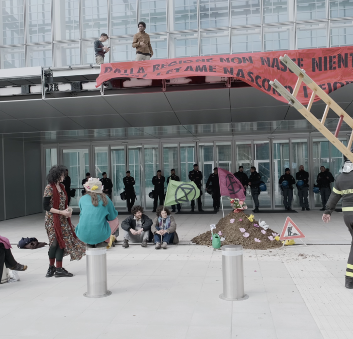 Extinction Rebellion, dopo il letame e l'ironia di Cirio arrivano le denunce. Gli attivisti: &quot;Capi d'accusa pretestuosi&quot;