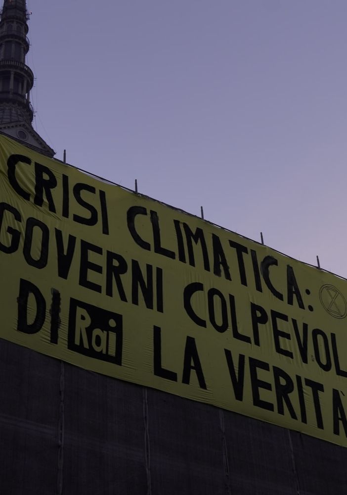 cartello appeso davanti alla sede Rai