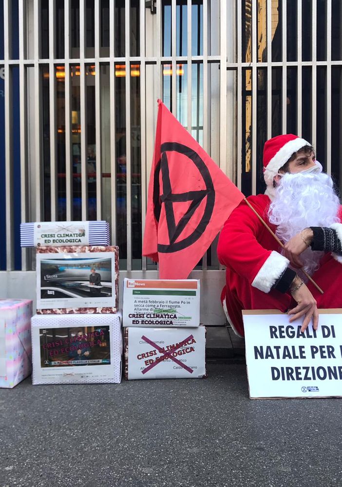 Flash mob di Extinction Rebellion: Babbo Natale, accompagnato da una renna, ha portato pacchi regalo davanti alla sede Rai
