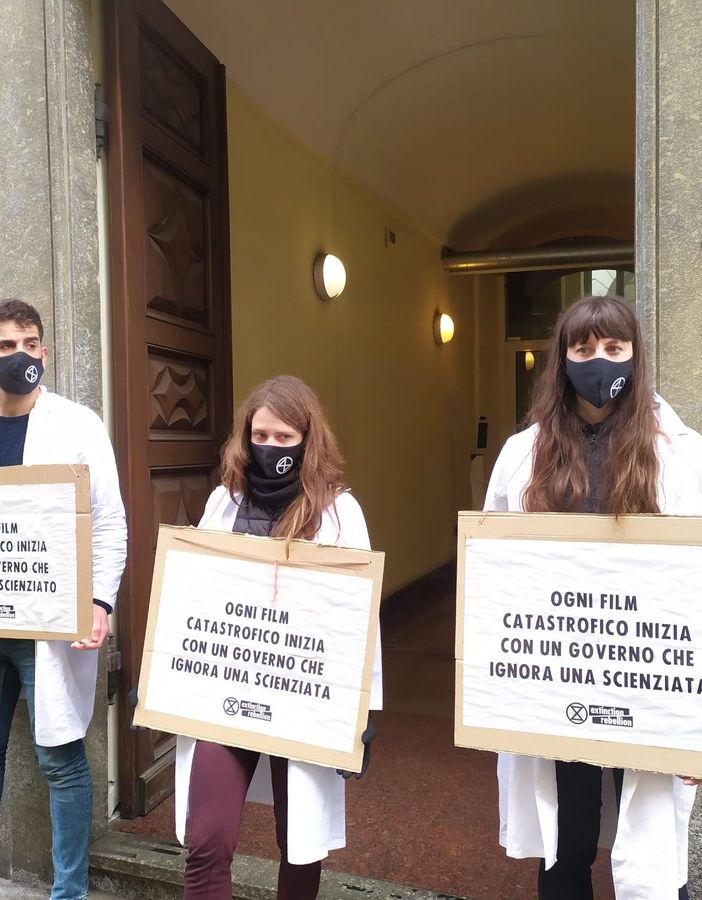 Azione di Extinction Rebellion con i dottorandi: &quot;Basta parole, ascoltate gli scienziati sull'emergenza climatica&quot; [VIDEO]