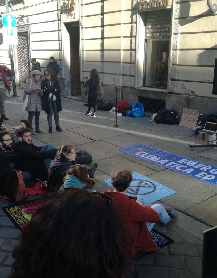 Il presidio di Extinction Rebellion fuori dal consiglio regionale