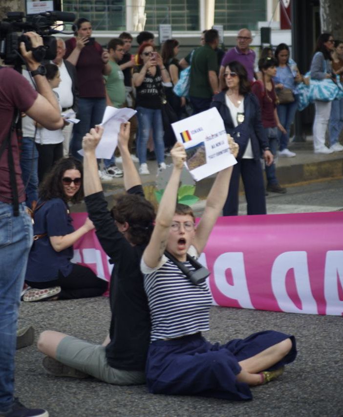 Eurovision, Extinction Rebellion bloccano il traffico davanti al Pala Olimpico: &quot;Non ci sarà musica su un pianeta morto&quot;