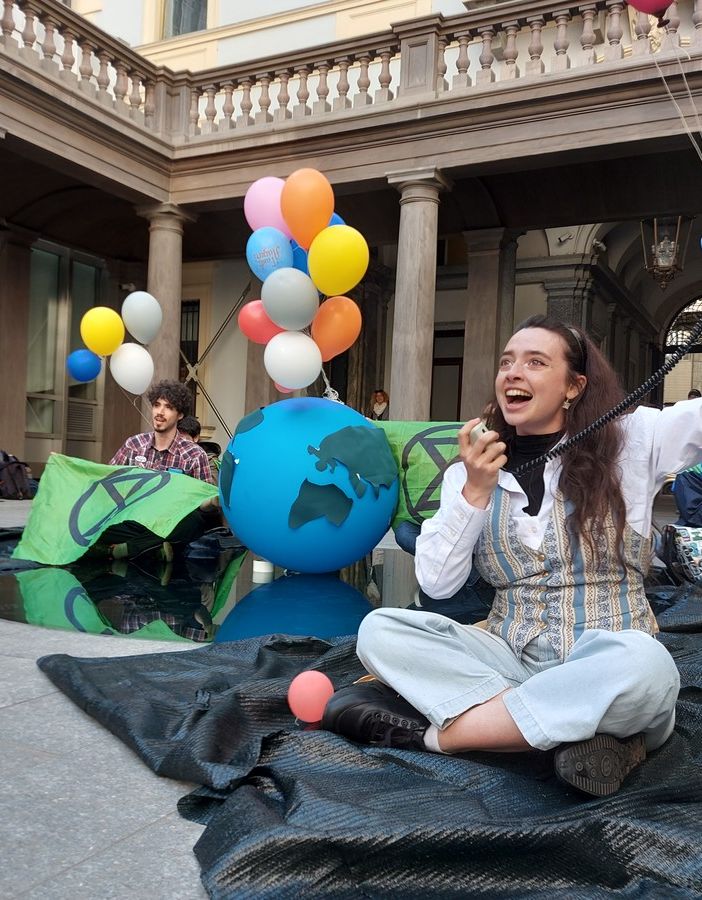 Nel giorno dell'assemblea degli azionisti, gli attivisti per il clima occupano il museo di Intesa Sanpaolo [VIDEO]