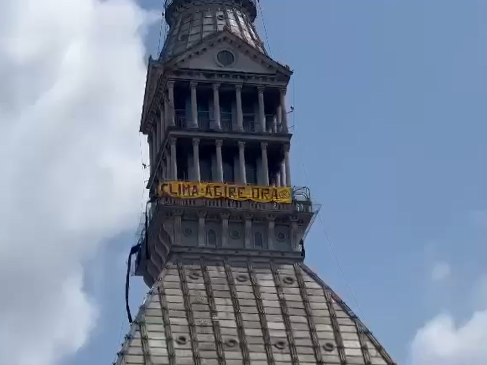 Mole Antonelliana con striscione ambientalista