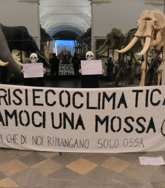 &quot;Diamoci una mossa, prima che di noi rimangano solo ossa”, blitz di Extinction al Museo di Scienze Naturali [FOTO]