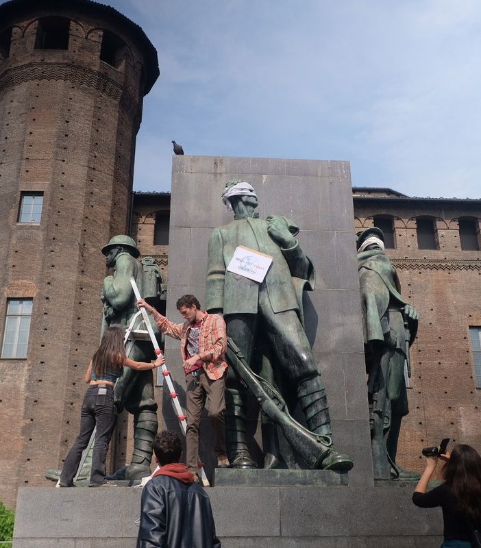 &quot;Crisi climatica: arrestate i veri colpevoli&quot;, statue bendate a Torino. Il motivo