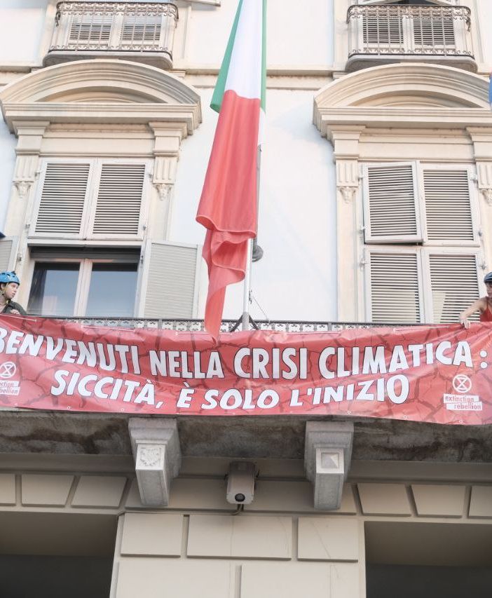 Ambientalisti scalano il palazzo della Regione e si incatenano al balcone: "La siccità è solo l'inizio" Ambientalisti scalano il palazzo della Regione e si incatenano al balcone: "La siccità è solo l'inizio"
