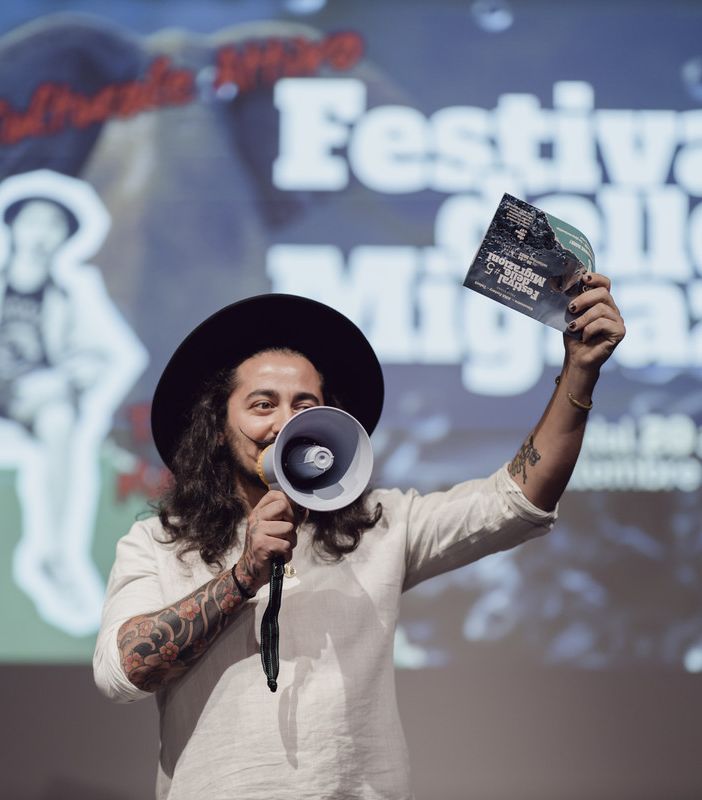 L'attivista Rašid Nikolić fa &quot;irruzione&quot; durante al Festival delle Migrazioni [VIDEO]