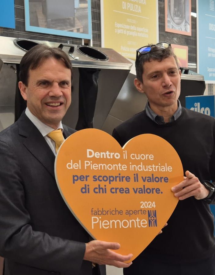 Due persone insieme in fabbrica
