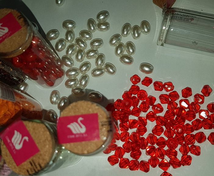 Cristalli che imitavano Swarovski e giocattoli pericolosi: nei guai un imprenditore cinese