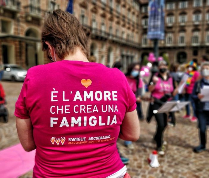 Ivrea affronta per la prima volta il caso di una coppia omogenitoriale