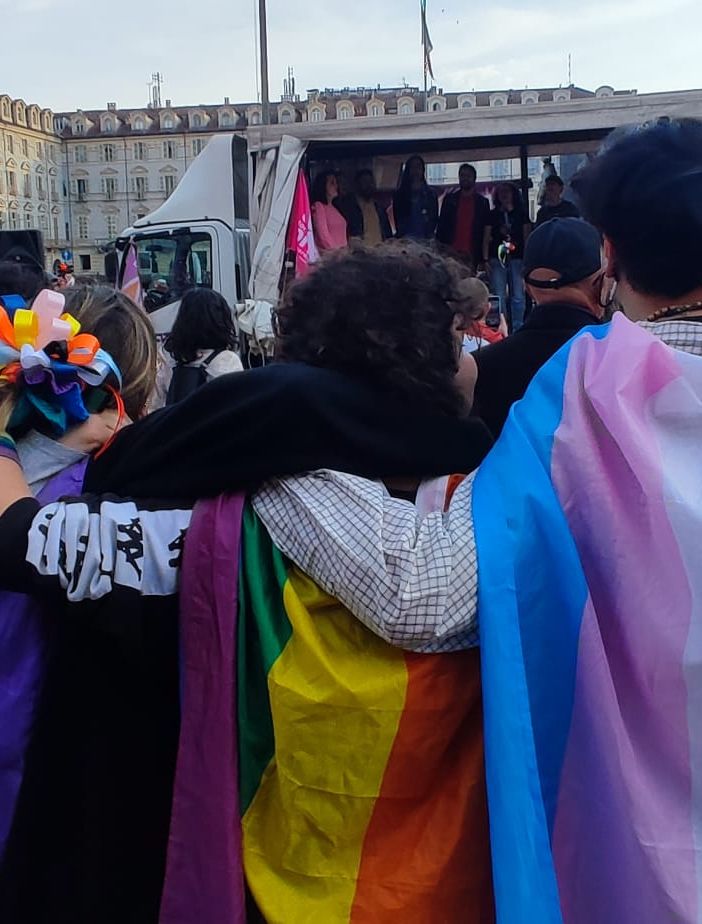 famiglie arcobaleno alla sfilata del pride