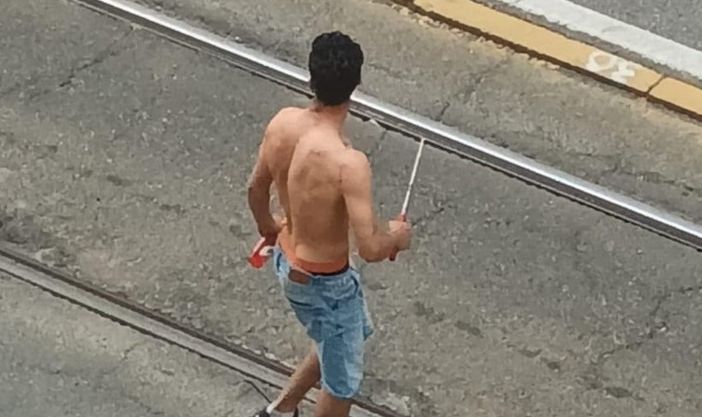 uomo col machete