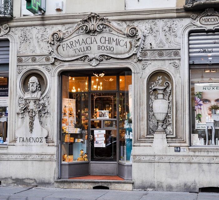 La storica Farmacia chimica Tullio Bosio impreziosisce via Garibaldi dal 1715