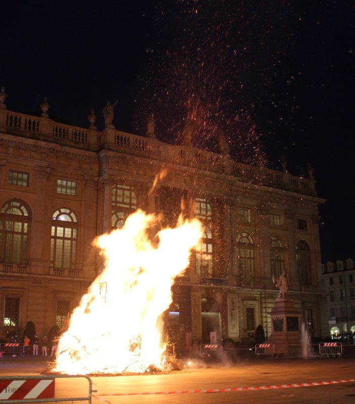 Per Torino sarà un anno fortunato: il Farò di San Giovanni è caduto verso Porta Nuova