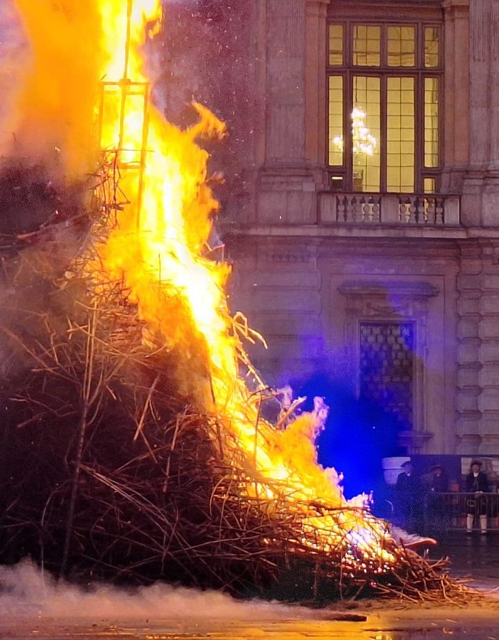 San Giovanni, il toro del Farò cade verso Porta Nuova: di nuovo anno fortunato?