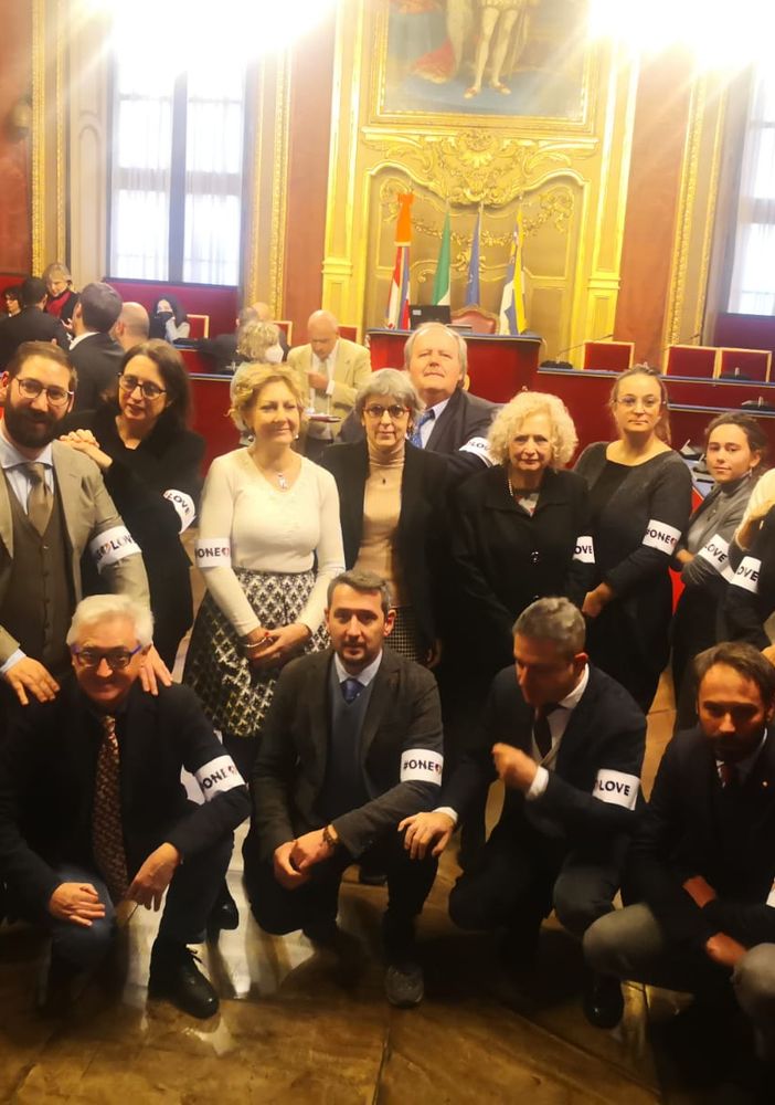 I consiglieri comunali con la fascia arcobaleno