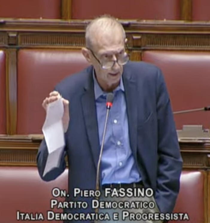 Vitalizi, Fassino sventola la busta paga in Parlamento: “4.718 euro al mese non è uno stipendio d’oro”