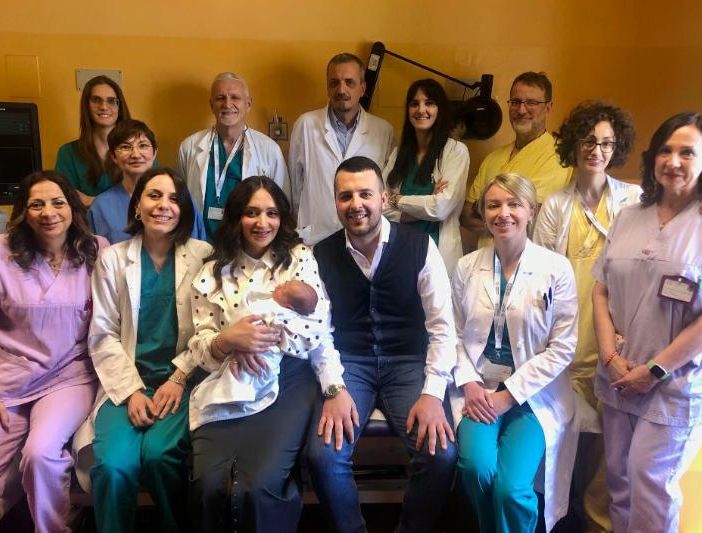 Mamma Federica, papà Domenico e il piccolo Renato con medici e infermieri del Mauriziano