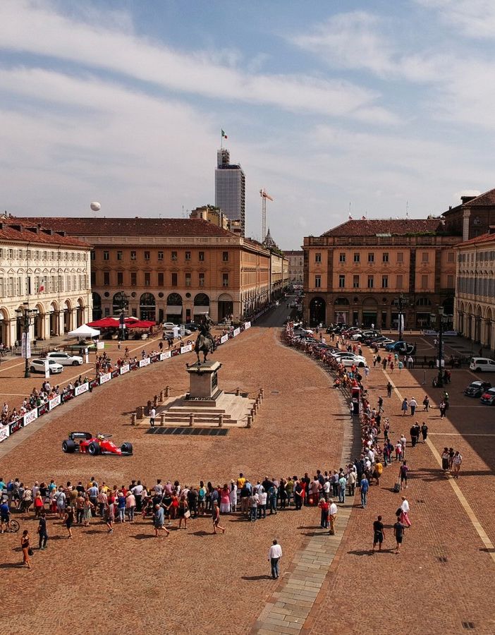 Lo show dinamico porterà le auto storiche a sfilare ai piedi del Caval 'd brons