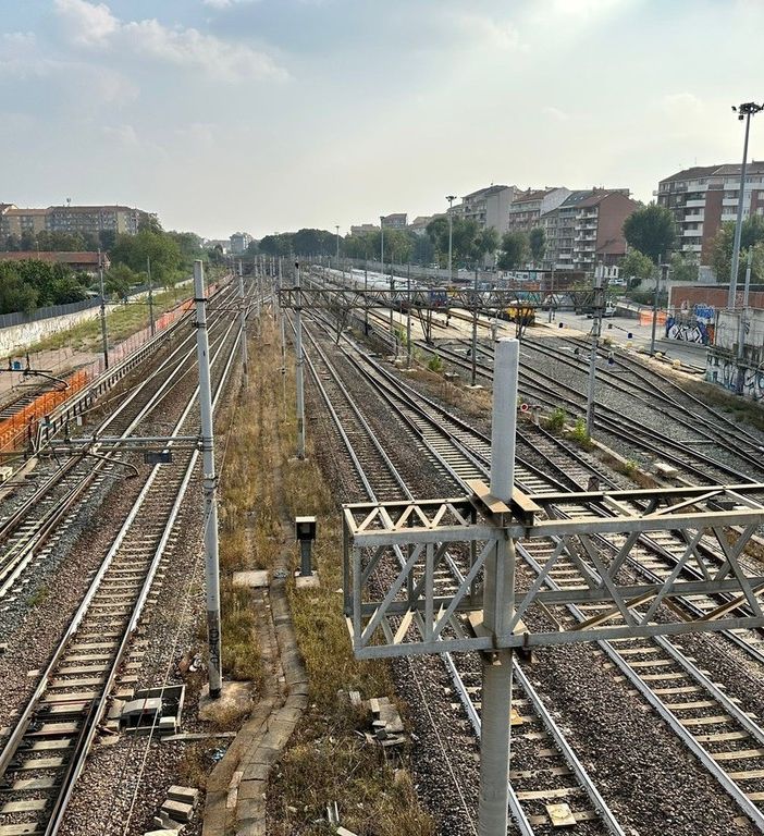 Atti vandalici alla stazione di Rivarolo: danneggiati un treno della linea Sfm1 e due autobus GTT. Disagi per i pendolari