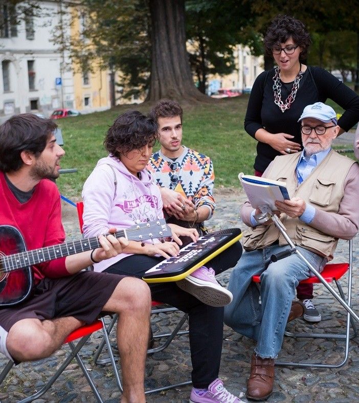 Gente che canta e suona la chitarra