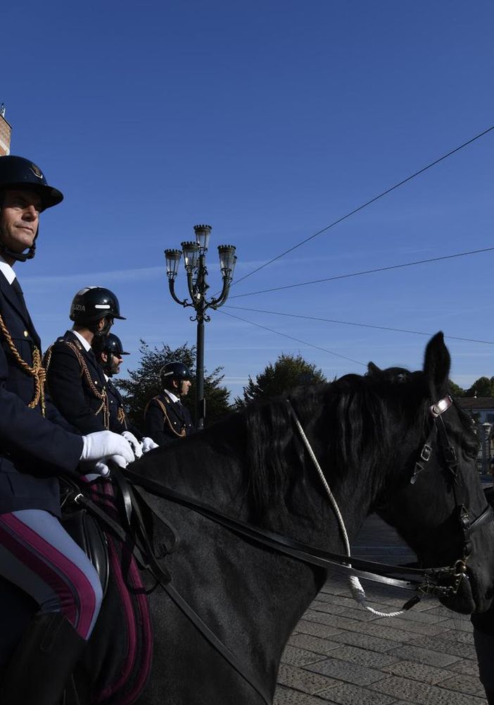 La polizia di Stato oggi in piazza per festeggiare il suo patrono. Il questore: &quot;Nostro dovere avere cura di ogni persona&quot;