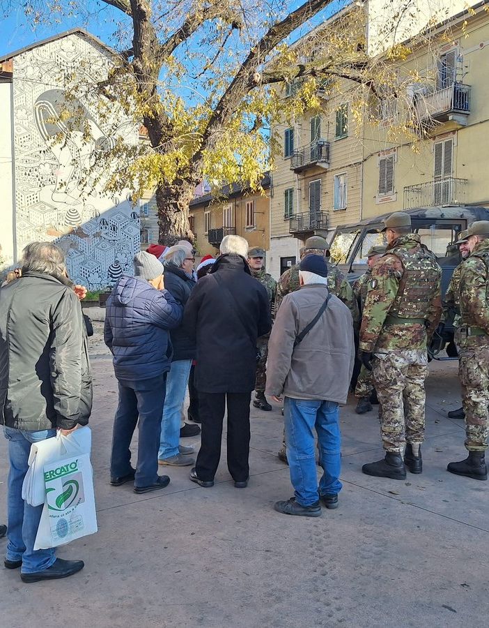 In Barriera un panettone per dire grazie a polizia, militari e ambulanti