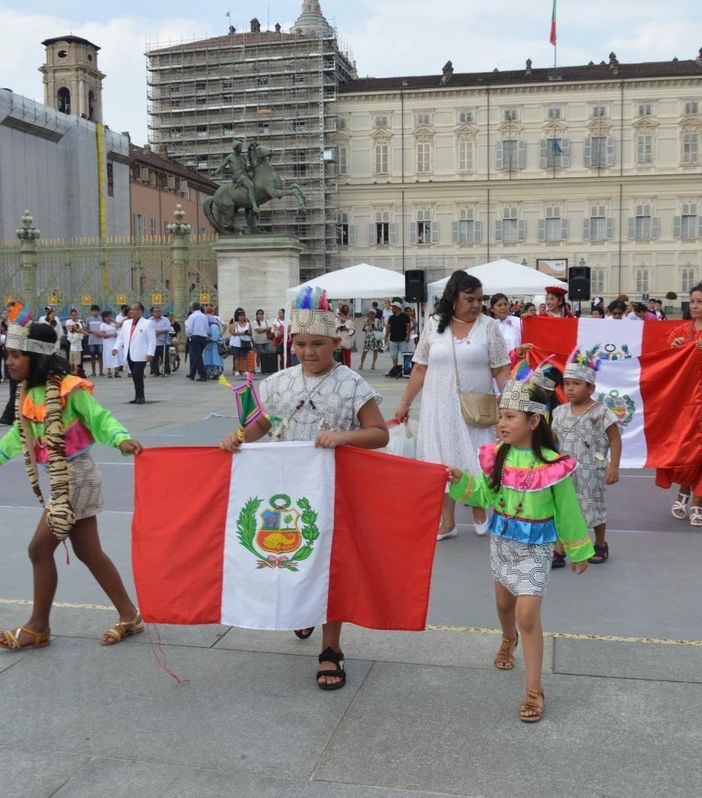 celebrazioni in piazza Castello con la bandiera del Perù