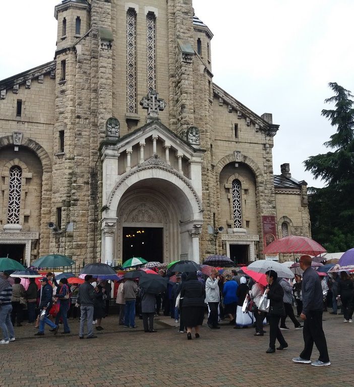 La pioggia innaffia le rose di Santa Rita, in centinaia sotto gli ombrelli in piazza (FOTO)